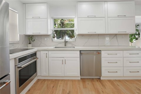 House in Hollywood, Florida 2 bedrooms, 109.16 sq.m. № 2049077 - photo 14