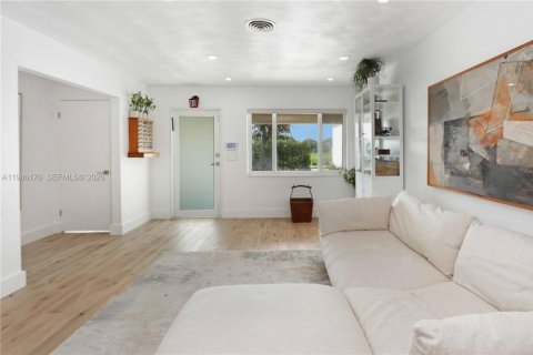 House in Hollywood, Florida 2 bedrooms, 109.16 sq.m. № 2049077 - photo 7