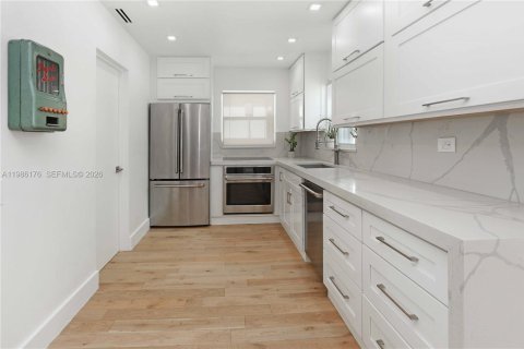 House in Hollywood, Florida 2 bedrooms, 109.16 sq.m. № 2049077 - photo 16