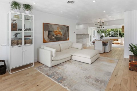 House in Hollywood, Florida 2 bedrooms, 109.16 sq.m. № 2049077 - photo 5