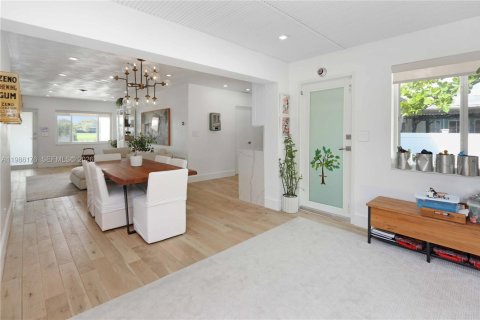 House in Hollywood, Florida 2 bedrooms, 109.16 sq.m. № 2049077 - photo 8