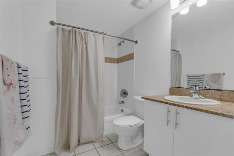 Condo in Miami, Florida, 2 bedrooms  № 1863149 - photo 23
