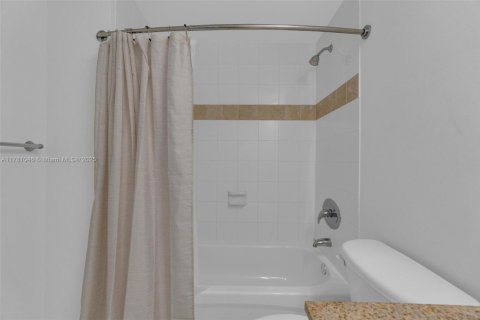 Condo in Miami, Florida, 2 bedrooms  № 1863149 - photo 18