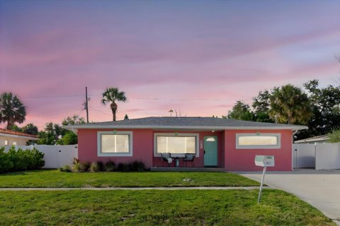 Casa en venta en Saint Pete Beach, Florida, 3 dormitorios, 125.6 m2 № 1899037 - foto 1