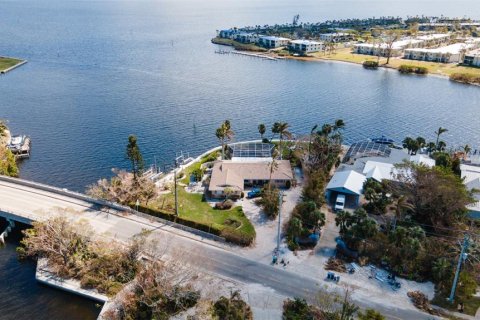 House in Holmes Beach, Florida 4 bedrooms, 257.15 sq.m. № 1424218 - photo 1