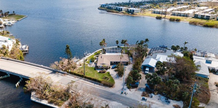 House in Holmes Beach, Florida 4 bedrooms, 257.15 sq.m. № 1424218