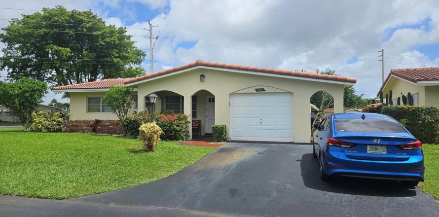 House in Deerfield Beach, Florida 2 bedrooms, 109.53 sq.m. № 2083751