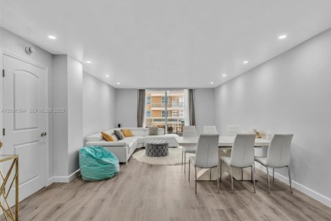 Copropriété à vendre à Hallandale Beach, Floride: 1 chambre, 89.19 m2 № 2395199 - photo 12
