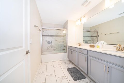 Townhouse in STOREY LAKE in Kissimmee, Florida 5 bedrooms, 201.41 sq.m. № 2099998 - photo 4