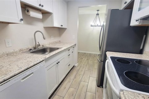 House in New Port Richey, Florida 2 bedrooms, 74.41 sq.m. № 2215194 - photo 9