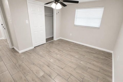 House in New Port Richey, Florida 2 bedrooms, 74.41 sq.m. № 2215194 - photo 13