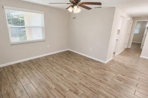 House in New Port Richey, Florida 2 bedrooms, 74.41 sq.m. № 2215194 - photo 6