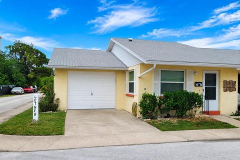 House in New Port Richey, Florida 2 bedrooms, 74.41 sq.m. № 2215194