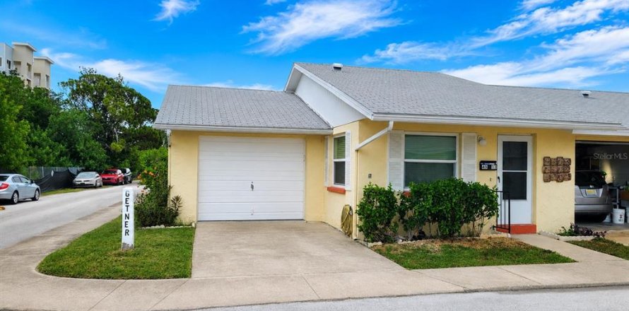 House in New Port Richey, Florida 2 bedrooms, 74.41 sq.m. № 2215194