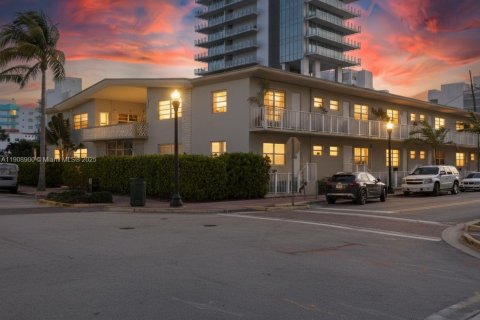 Condominio en venta en Miami Beach, Florida, 1 dormitorio, 55.74 m2 № 1965111 - foto 1