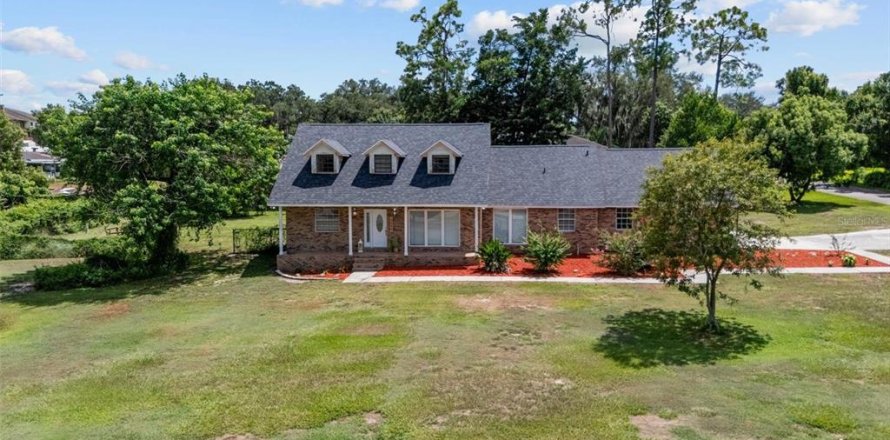 House in Lakeland, Florida 4 bedrooms, 240.52 sq.m. № 2324291