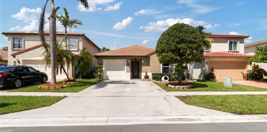 House in Lake Worth, Florida 3 bedrooms, 147.9 sq.m. № 1927863