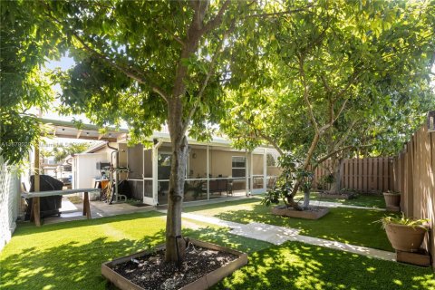 House in Lake Worth, Florida 3 bedrooms, 147.9 sq.m. № 1927863 - photo 25