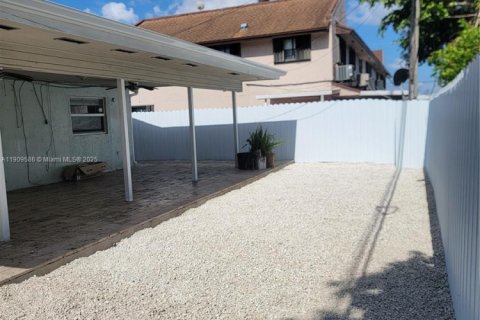 House in Hialeah, Florida 4 bedrooms, 173.08 sq.m. № 2012928 - photo 3