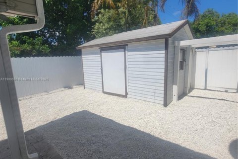 House in Hialeah, Florida 4 bedrooms, 173.08 sq.m. № 2012928 - photo 8