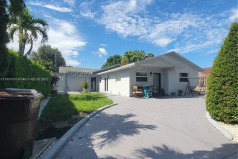 House in Hialeah, Florida 4 bedrooms, 173.08 sq.m. № 2012928 - photo 2