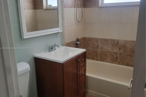 House in Hialeah, Florida 4 bedrooms, 173.08 sq.m. № 2012928 - photo 6