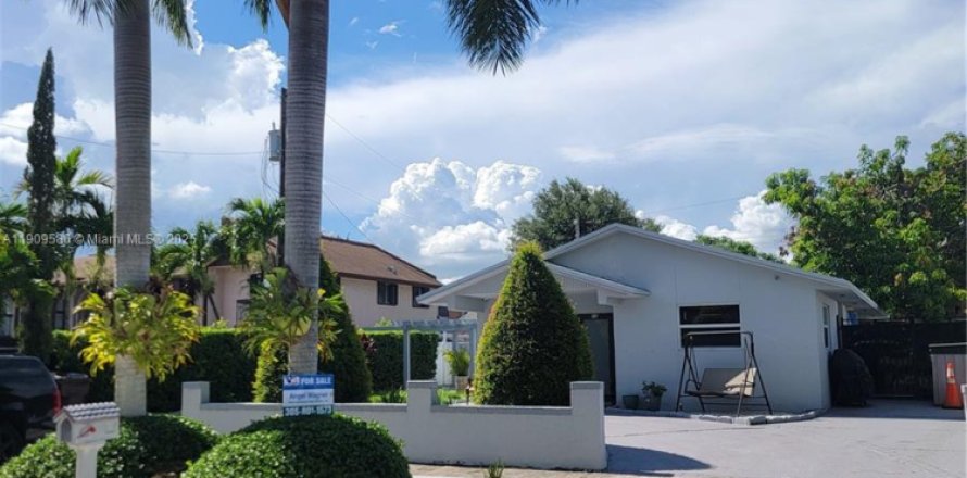 House in Hialeah, Florida 4 bedrooms, 173.08 sq.m. № 2012928