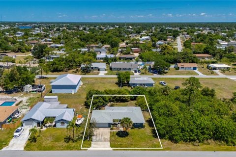 House in Port Charlotte, Florida 2 bedrooms, 138.05 sq.m. № 2096625