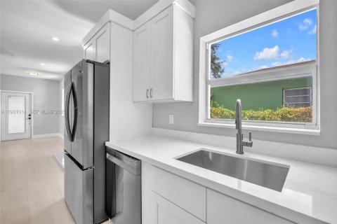 Commercial property in Miami, Florida 144.56 sq.m. № 1989754 - photo 18