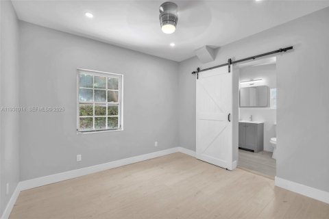 Commercial property in Miami, Florida 144.56 sq.m. № 1989754 - photo 26