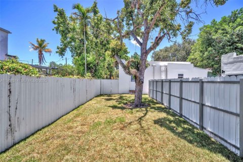 Commercial property in Miami, Florida 144.56 sq.m. № 1989754 - photo 24