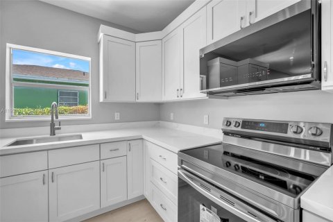 Commercial property in Miami, Florida 144.56 sq.m. № 1989754 - photo 19