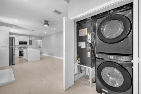 Commercial property in Miami, Florida 144.56 sq.m. № 1989754 - photo 9