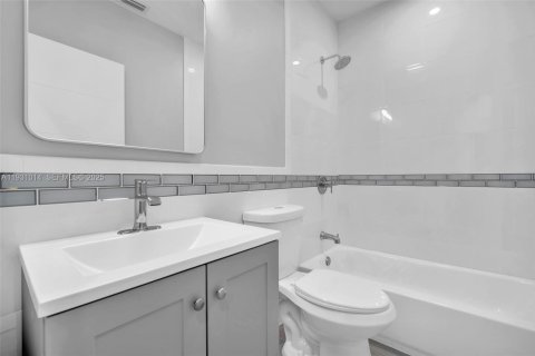 Commercial property in Miami, Florida 144.56 sq.m. № 1989754 - photo 21