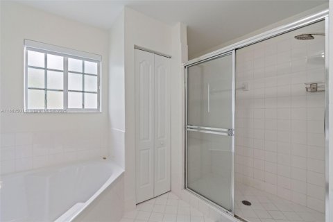 Villa ou maison à vendre à Miami, Floride: 4 chambres, 233.65 m2 № 1932179 - photo 25