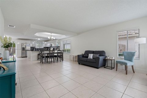 Villa ou maison à vendre à Miami, Floride: 4 chambres, 233.65 m2 № 1932179 - photo 3