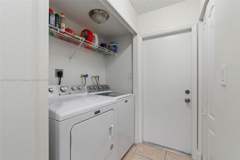 Villa ou maison à vendre à Miami, Floride: 4 chambres, 233.65 m2 № 1932179 - photo 16