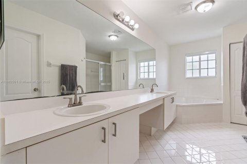 Villa ou maison à vendre à Miami, Floride: 4 chambres, 233.65 m2 № 1932179 - photo 24