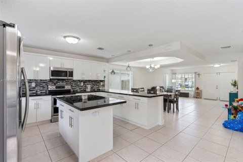 Villa ou maison à vendre à Miami, Floride: 4 chambres, 233.65 m2 № 1932179 - photo 10