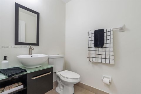 Villa ou maison à vendre à Miami, Floride: 4 chambres, 233.65 m2 № 1932179 - photo 15