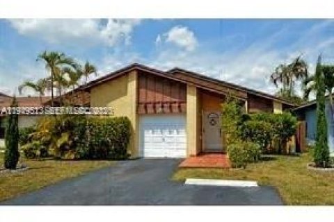 Villa ou maison à vendre à Miami, Floride: 3 chambres, 133.41 m2 № 2004940 - photo 2