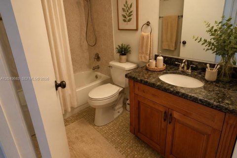 Condo in Virginia Gardens, Florida, 1 bedroom № 2088108 - photo 9