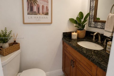 Condo in Virginia Gardens, Florida, 1 bedroom № 2088108 - photo 3