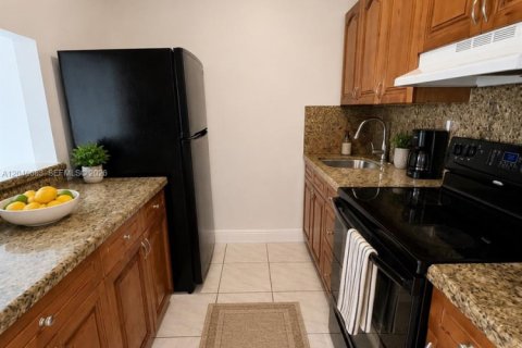 Condo in Virginia Gardens, Florida, 1 bedroom № 2088108 - photo 2