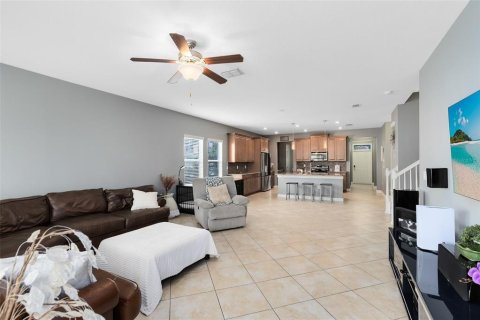House in Davenport, Florida 5 bedrooms, 366.87 sq.m. № 1511263 - photo 10