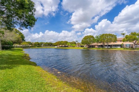 Townhouse in Pembroke Pines, Florida 3 bedrooms, 126.44 sq.m. № 1712782 - photo 25