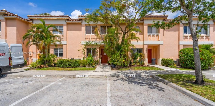 Townhouse in Pembroke Pines, Florida 3 bedrooms, 126.44 sq.m. № 1712782