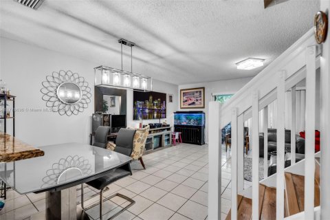 Townhouse in Pembroke Pines, Florida 3 bedrooms, 126.44 sq.m. № 1712782 - photo 10