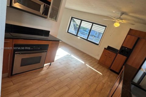 Купить виллу или дом в Форт-Лодердейл, Флорида 2 спальни, 78.97м2, № 1990428 - фото 18