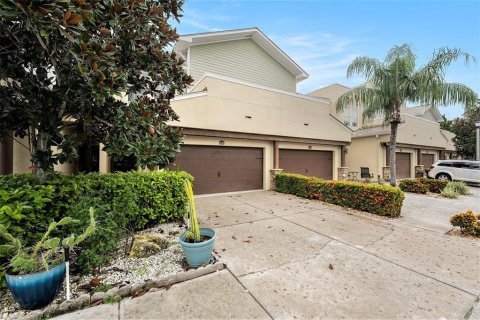 Townhouse in Tarpon Springs, Florida 3 bedrooms, 211.35 sq.m. № 1913785 - photo 3
